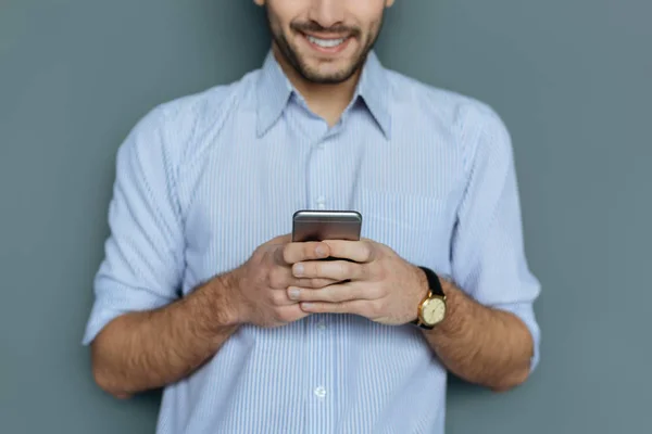 Enfoque selectivo del teléfono inteligente innovador — Foto de Stock