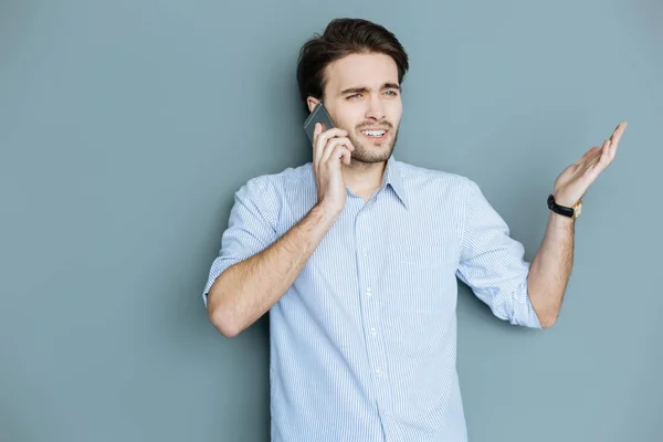 Schöner netter Mann gestikuliert — Stockfoto