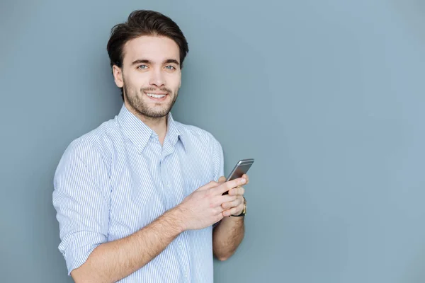 Joven guapo escribiendo un mensaje — Foto de Stock