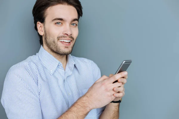 Aantrekkelijke bebaarde man online chatten — Stockfoto