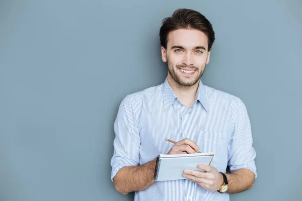 Allegro uomo positivo in possesso di una matita — Foto Stock