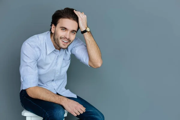 Bonito homem bonito consertando seu cabelo — Fotografia de Stock