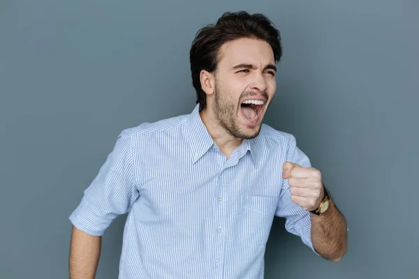 Homem emocional positivo segurando um microfone — Fotografia de Stock