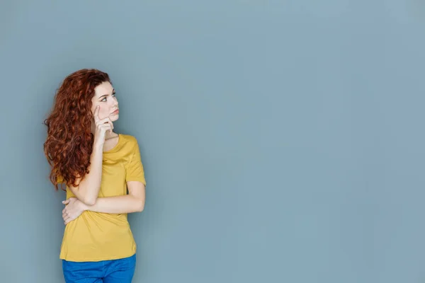 Angenehme nachdenkliche Frau dreht den Kopf — Stockfoto