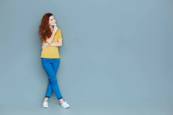 Mulher ruiva inteligente focada em seus pensamentos — Fotografia de Stock