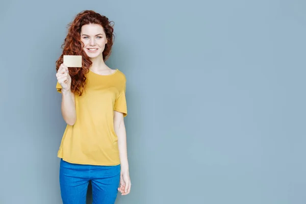 Gioiosa donna positiva in possesso di una carta — Foto Stock