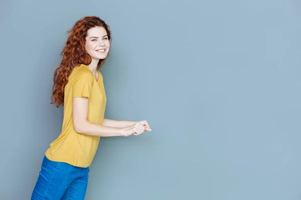 Vrolijke happy vrouw met een scooter — Stockfoto