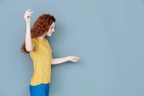 Mooie verheugd vrouw kijken sommige object — Stockfoto