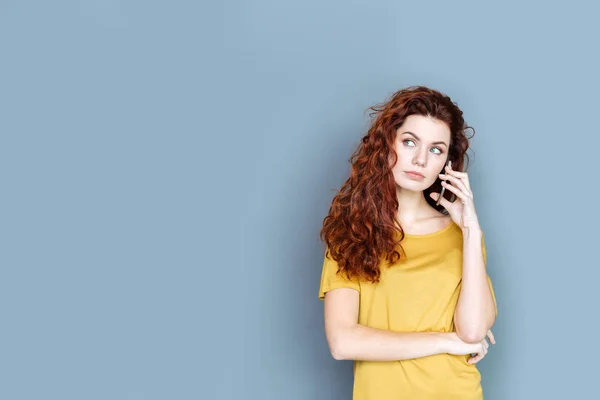 Prachtige mooie vrouw bellen — Stockfoto