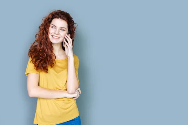 Vrolijke aantrekkelijke vrouw met een telefoongesprek — Stockfoto