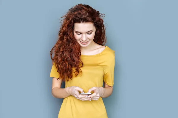 Vrolijke mooie vrouw praten met haar vrienden — Stockfoto