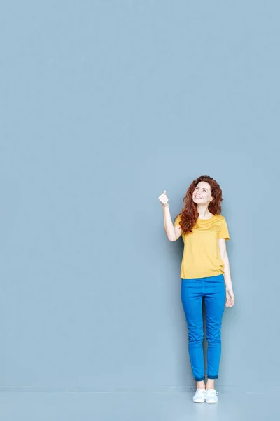 Joyeuse femme positive étant de bonne humeur — Photo