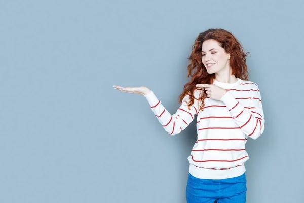 Mooie vrolijke woman wijzend op het virtuele object — Stockfoto