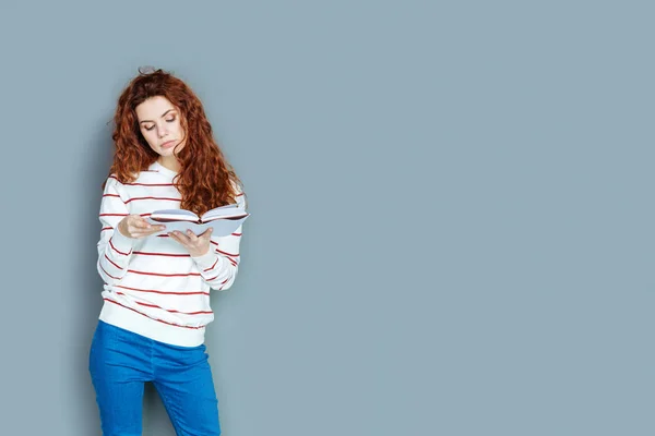 Atractiva mujer agradable leyendo una historia — Foto de Stock