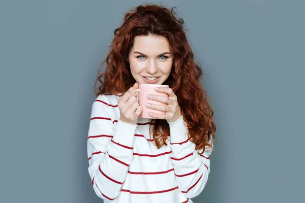 Zachwycony czerwonych włosach kobiety jej drinka — Zdjęcie stockowe