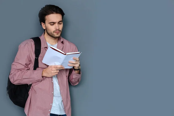 Slimme aardige man lezen van een boek — Stockfoto