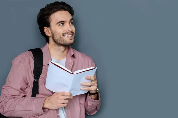 Bell'uomo positivo che pianifica il suo viaggio — Foto Stock