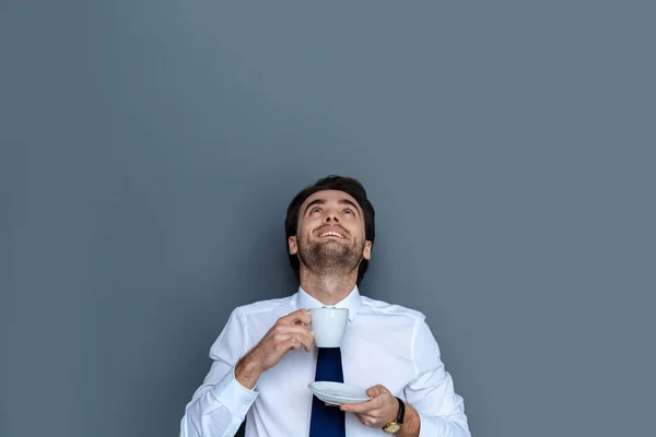 Feliz homem encantado desfrutando de sua bebida — Fotografia de Stock