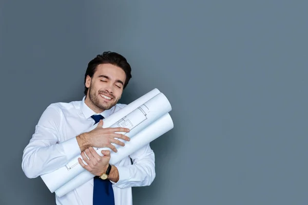 Nice encantado homem segurando seus desenhos — Fotografia de Stock