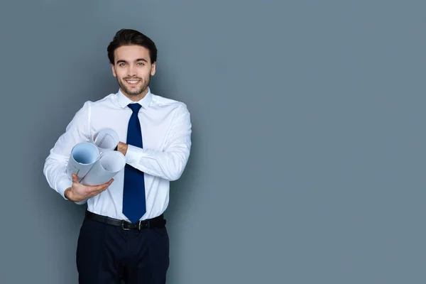 Un hombre atractivo y seguro que trabaja en su proyecto —  Fotos de Stock