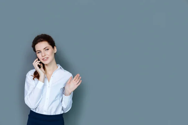 Joven empresaria confiada hablando por teléfono — Foto de Stock