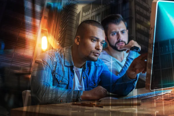Koncentrerad män känner sig orolig medan du tittar på skärmen på sin dator — Stockfoto