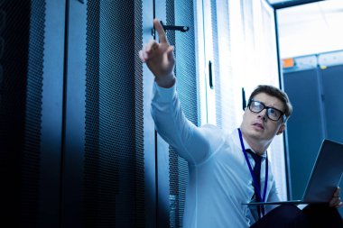 İlham adam parmağıyla işaret