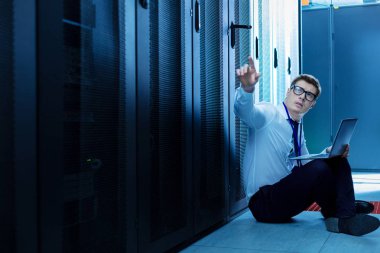 Onun laptop üzerinde çalışmaya kararlı işleç