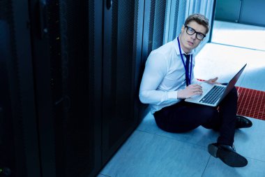 Profesyonel operatör onun laptop üzerinde çalışma