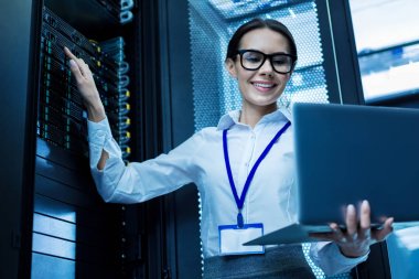 Neşeli işleç bir Server'da kabin çalışma