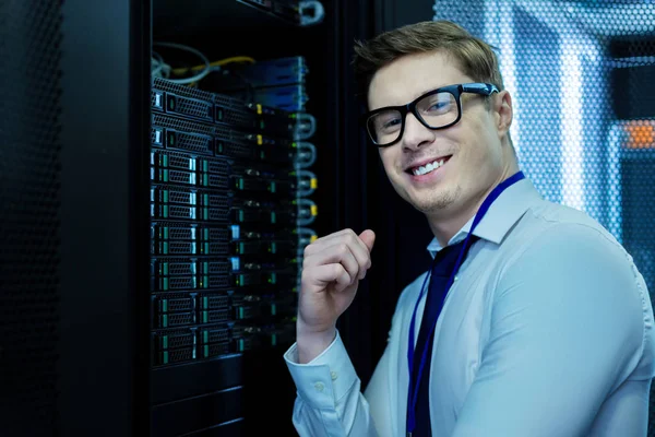 Operatore sorridente che lavora nel data center — Foto Stock