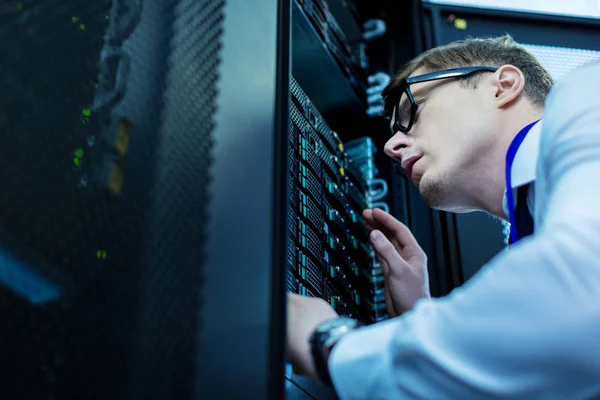 Intelligent operatör arbetar i datacentret — Stockfoto