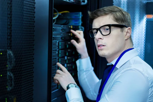 Seriös aktör arbetar i ett datacenter — Stockfoto