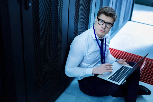 Operador de sucesso trabalhando em seu laptop — Fotografia de Stock
