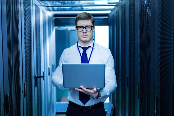 Inspirerad anställd arbetar på hans laptop — Stockfoto