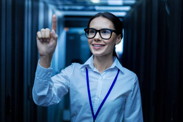 Aufmerksame Frau zeigt mit dem Finger — Stockfoto