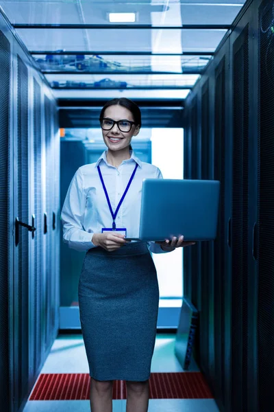 Mulher alegre segurando seu laptop — Fotografia de Stock