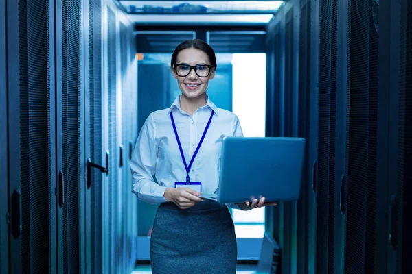 Sprudlande kvinna som håller henne laptop — Stockfoto