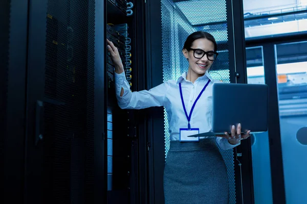 Glada operatör arbetar i en server skåp — Stockfoto