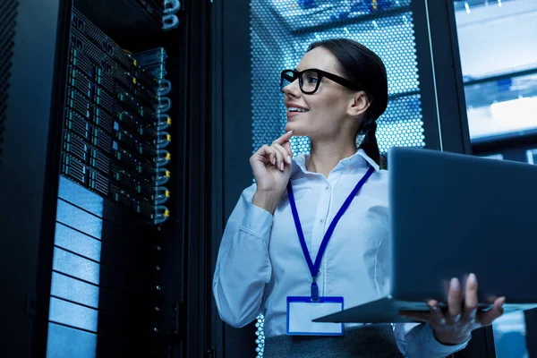 Fröhlicher Bediener, der in einem Serverschrank arbeitet — Stockfoto