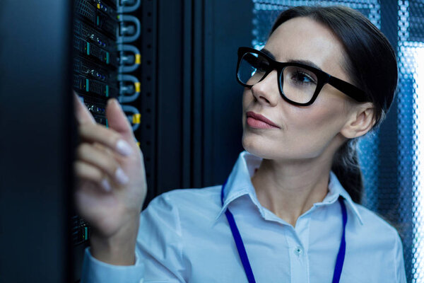 Медитативная женщина касается оборудования
