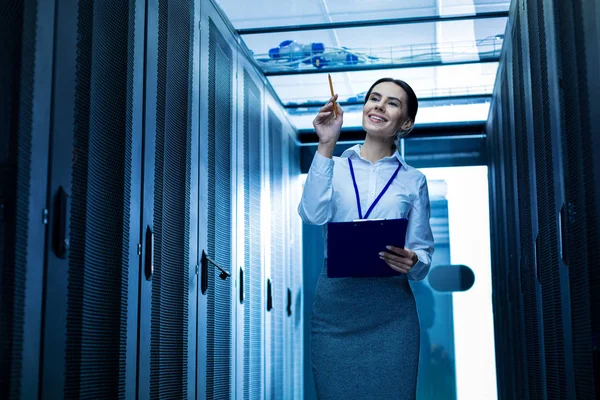 Mujer encantada haciendo un informe — Foto de Stock