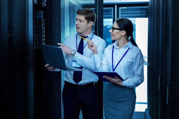 Lächelnde junge Kollegen diskutieren über Arbeit — Stockfoto