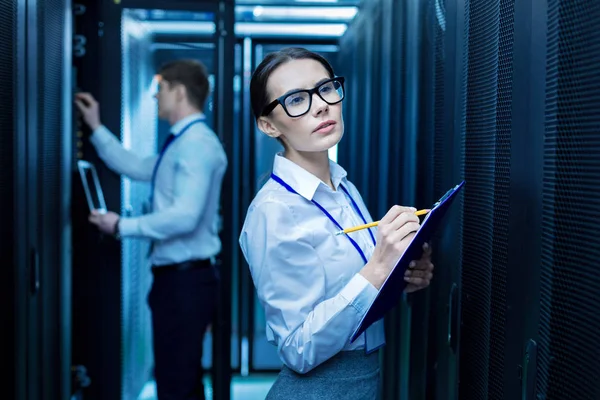 Colleghi seri che lavorano nel data center — Foto Stock