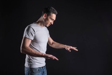 Neşeli iyi adam bilgisayar teknolojisi kullanarak