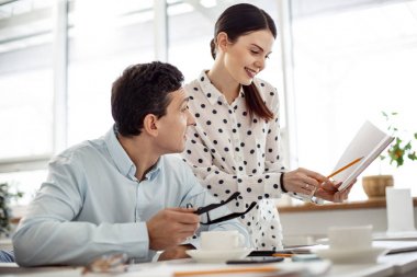 İş onun meslektaşı ile tartışırken neşeli genç kadın