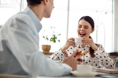 Bir fincan kahve sahip kadın gülüyor