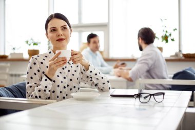 Düşünceli gülümseyen kadın kahve içme