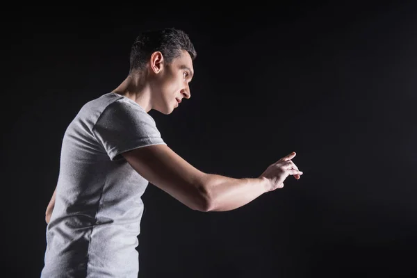 Joven inteligente usando tecnología moderna —  Fotos de Stock