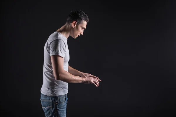 Inteligente homem bonito digitação — Fotografia de Stock